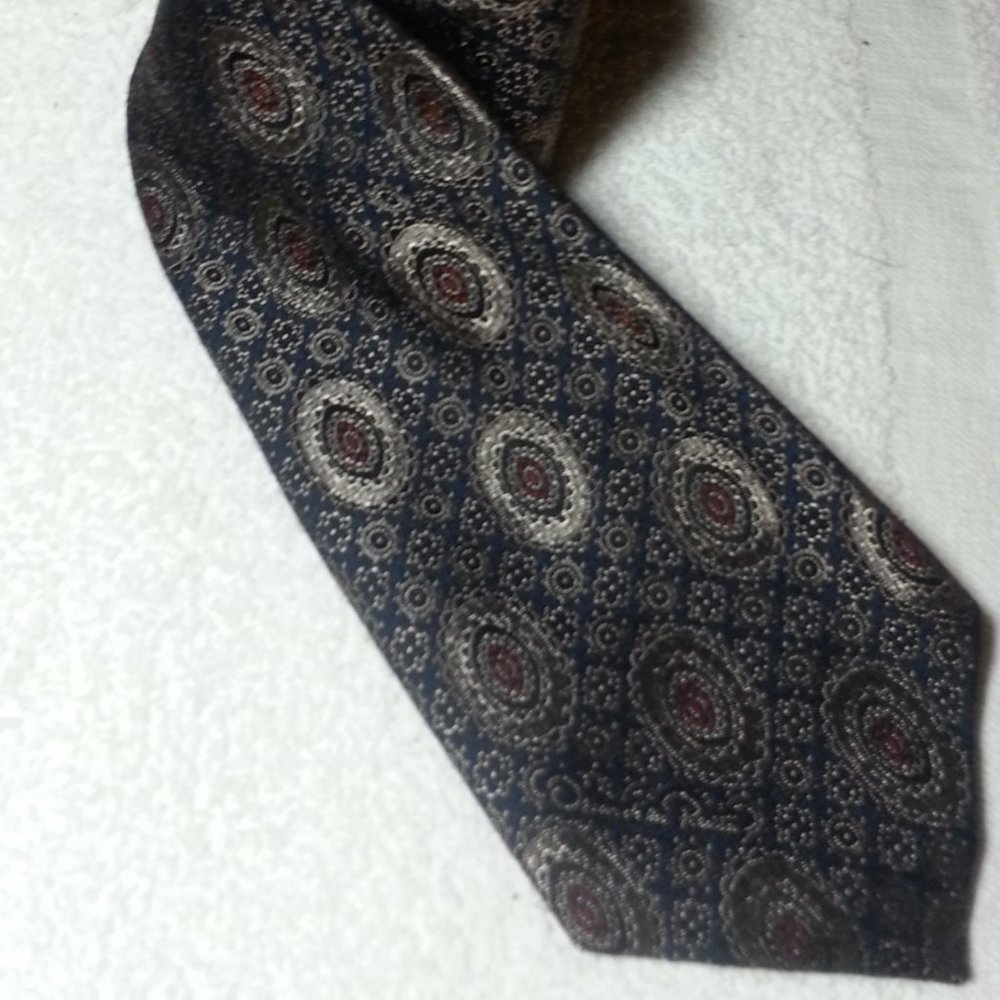Oscar De La Renta Medallion Necktie 58"L x 3.5"W.